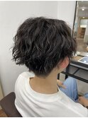 メンズ波打ちパーマ×センターパート