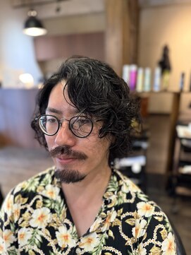 クラッキ ヘアークリエイション(CRAQUE hair creation) 無造作なのに色気MAX。大人男子のスパイラルパーマ