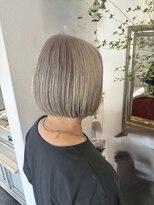 ヘアーアンドメイク アッサンブレ(Hair&Make Assemble)&nbsp;白髪を生かしたミルクティーボブ