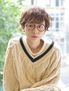 サークル(CIRCLE) マッシュショートカーキグレージュ大人かわいいフェザーバング