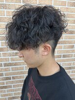 ヒュイル バイ ニアウ(Hwyl by Niau) メンズマッシュパーマ波巻スパイラルパーマニュアンスパーマ眉毛