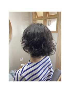 手と髪 ボブパーマ