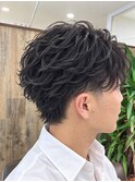 大人の色気漂うミディアムフェザーパーマスタイルでモテヘア♪