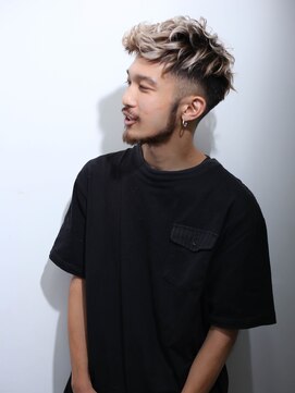 クラスコウベ 三宮店(Krass kobe) MEN'S HAIRハイライト波巻き束感ショート【宮尾ウィルヘルム】