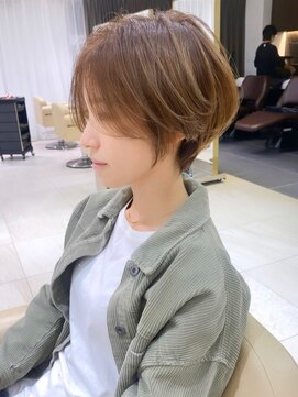 アンド ストーリーズ(&STORIES) 大人可愛い前髪ありひし形耳掛けマッシュショートボブ30代40代