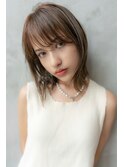 ボブカーキグレージュ大人かわいいフェザーバングマッシュくびれ