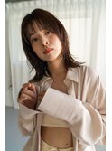 くびれレイヤーとサンドベージュのカラーで涼しげ夏のスタイル