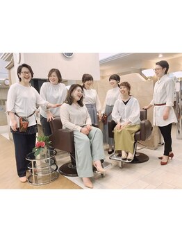 女性スタイリストならではの細やかさと、居心地の良い空間が魅力◎気さくなスタッフが笑顔でお出迎え♪