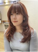 赤髪ブラウンふんわりミディアムレイヤーおしゃれ女子ウルフヘア