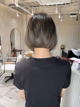 エラ(ere) ブリーチなしオリーブベージュ　切りっぱなしボブ　ミニボブ