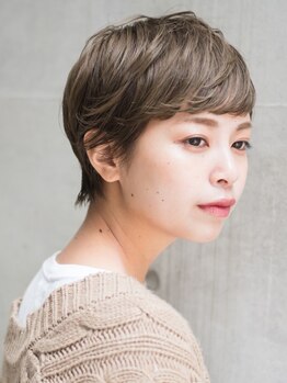 ティエーラ(TIERRA)の写真/【新感覚、脱白髪染め】ナチュラルなハイライトで白髪をぼかし、立体感のある明るいデザインでオシャレに。