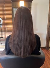 ピンとなりすぎない、柔らかい地毛のような仕上がり。「酸性ストレート」でうねりを解消