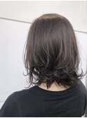 毛先が遊ぶミディアムヘア　ダークグレージュ　パンマ
