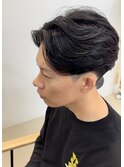 センターパートフェザーパーマツーブロック刈り上げ