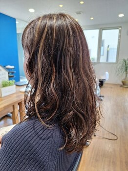 ルヴァンブルーの写真/あなたの個性を引き立て、“柔らかな質感”や“自然なニュアンス”を表現しながら艶をプラスで楽しむパーマ