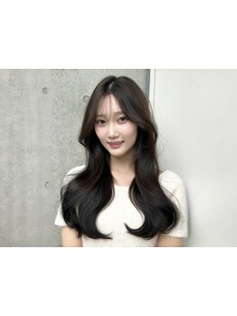 顔周りの繊細なレイヤーで韓国風のスタイルを演出◎ウルフの動きと立体感でどこから見ても美しいあなたに◇