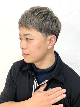 グレージュメッシュ×ツーブロック・マッシュベース