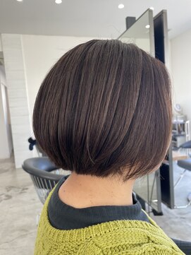 カットアンドトータルビューティ ヴァンキャトル(Cut&Total Beauty VINGT QUATRE) ショートボブ×白髪ぼかしハイライト◎