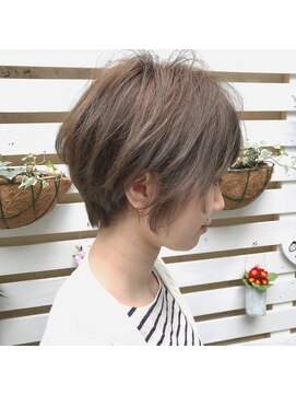 ジオ(gio) くびれショート×アッシュベージュ