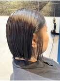 スッキリボブのインナーカラー、イヤリングカラー