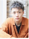 グレージュカラーのアシメバングの爽やかヘア