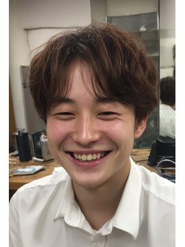 メンズ ルシードスタイル アウラ 松戸市五香(LUCIDO STYLE Aura) ナチュラルブラウンのショートセンターパート×ニュアンスサーフ