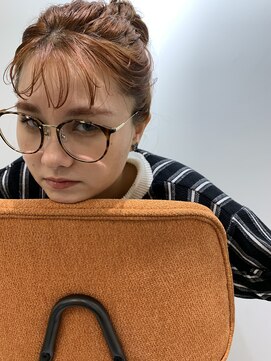 バズ(BUZZ) こっくりブラウン×ゆるっとお団子ヘア