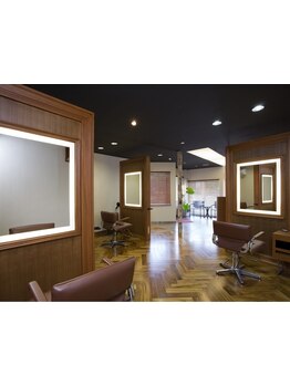 reveLABOで、髪質改善と癒しのひとときを。大人女性にふさわしい贅沢な時間をお楽しみください。