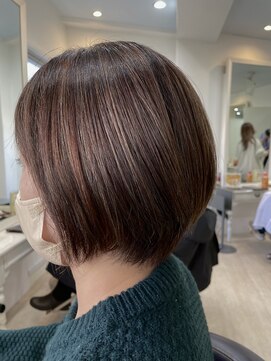 リブレ(LIBRE+hp) 白髪ぼかしハイライト×ショートボブ