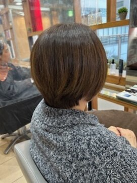 スタジオ アルファプラス 日暮里店(studio α+) ステップボーンカットカットボブショートハイライト白髪ぼかし