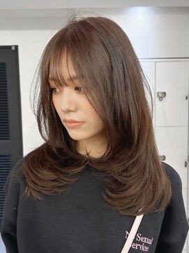 エル バイ アンキシム(elu by AHNKISM) ミディアムレイヤーカットストレートロングレイヤー心斎橋