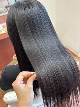 光を味方にする天使の輪。暗髪でも重くない地毛風ストレート