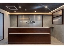 アーバン バイ シーン(URBAN by scene)の雰囲気（コンクリートの質感とウッドが調和した、シンプルモダンな空間。）