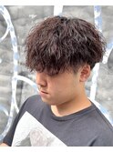 縦落ちツイストスパイラルパーマメンズ刈り上げマッシュショート