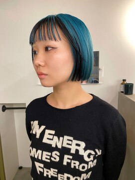トナリ(tonari) オン眉ボブ×ターコイズブルーのデザインカラー