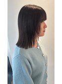 切りっぱなしミディアム×顔まわりレイヤー