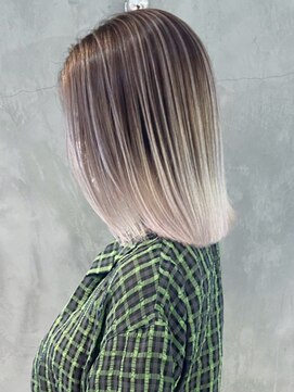 シオン(shion) 顔周りレイヤー韓国ヘアホワイトグレージュミディアム_ba338592