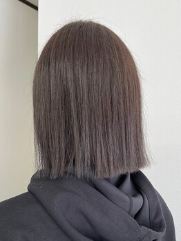 【千歳】白髪を隠すのではなく活かして魅せる！髪の状態に合わせたケアも豊富にご用意しております。