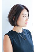 コンパクトショートボブ×タイトシルエット耳かけ小顔見せ大人