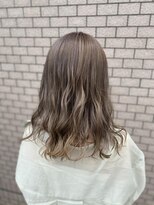 リア(Lia by KENJE)&nbsp;レイヤーロング　アッシュカラー　ツヤのあるシルバーカラー