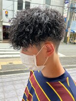 スパイラルパーマツイストパーマアップバング短髪メッシュ