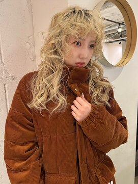 ルーム(Loom.) ブロンドベージュ　レイヤーカーリーヘア