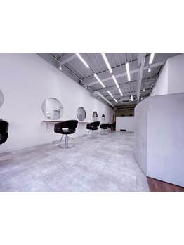 北千住駅から徒歩4分☆5席の少人数サロンなので、ゆったりした空間＊《平日限定カット+ケアカラー\8,000》