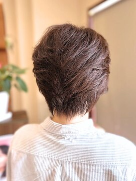 クロス(CROSS) 40代50代/白髪染め/後頭部ふんわり/ひし形レイヤーショート