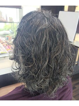 エノモト(ENOMOTO) レイヤーパーマスタイル×グレイカラー白髪ぼかし 40代50代60代