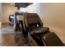 ツヅリの雰囲気(半個室のシャンプー台。フルフラットでリラックスできます)