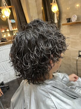 サロンリベルテ(salon Liberte) 黒髪ショートウルフ×波巻きパーマで柔らかシルエット