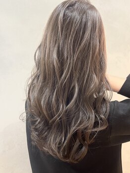 【Cut＋カラー ￥6000～/Cut＋イルミナ ￥7800～】無理なく通えて、髪の悩みをきちんと整える大人のカラー