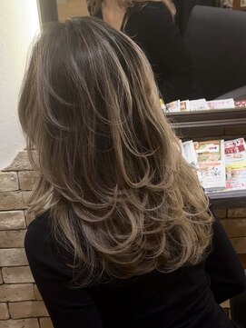 ゼウス(Zeus.) 海外ヘアーハッシュカットレイヤーカット