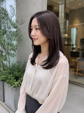 ラナ(LaNA) 横顔に流れる前髪と柔らか内巻きロング